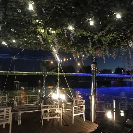船上ホテル Houseboat On The Water *