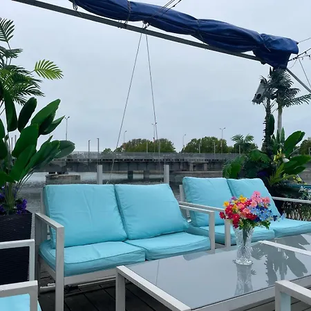 Houseboat On The Water 船上ホテル リエパーヤ