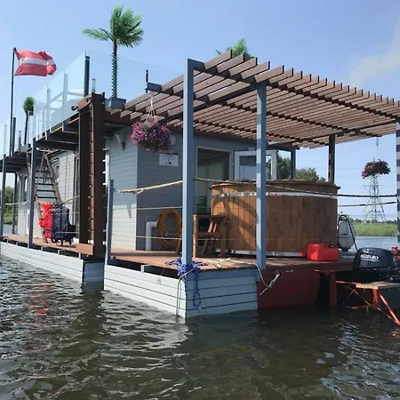 Houseboat On The Water リエパーヤ