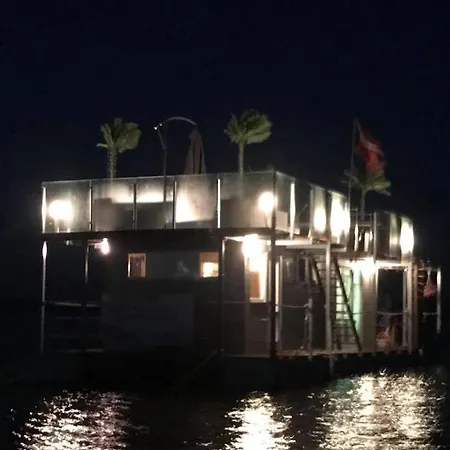 船上ホテル Houseboat On The Water リエパーヤ