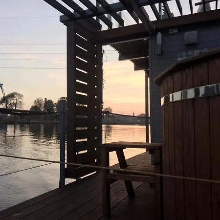 Houseboat On The Water 船上ホテル リエパーヤ