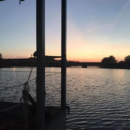 Houseboat On The Water 船上ホテル *